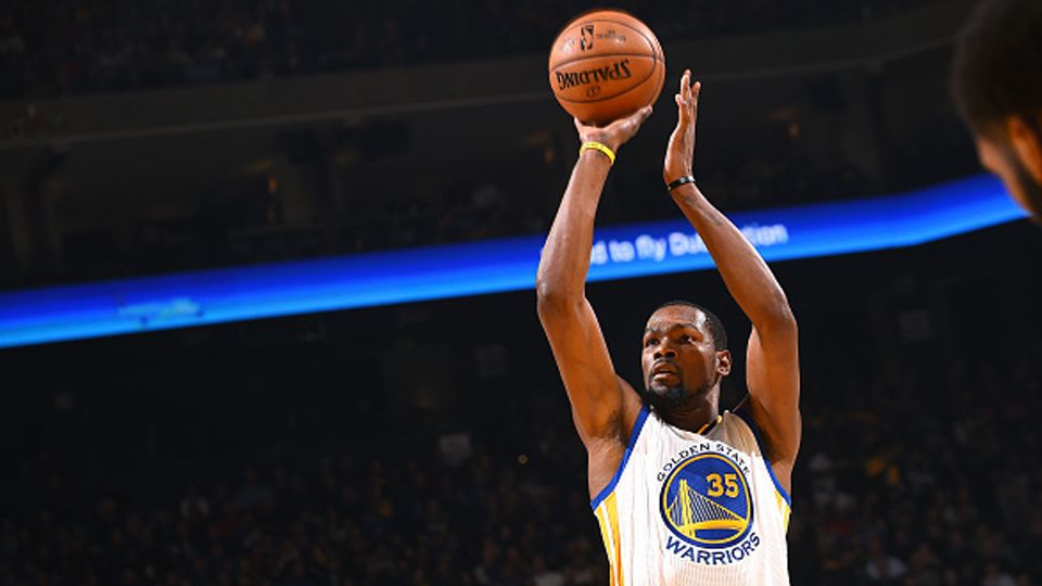 Kevin Durant shoot bola dari jarak jauh ke gawang Detroit Pistons. Copyright: © Noah Graham/NBAE via Getty Images